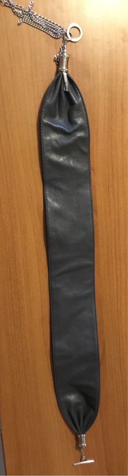 Cintura in pelle grigia con catena