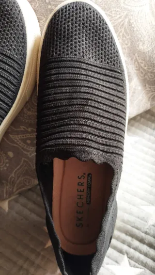 2Sckechers negraTalla 39.5 como.40 por 15