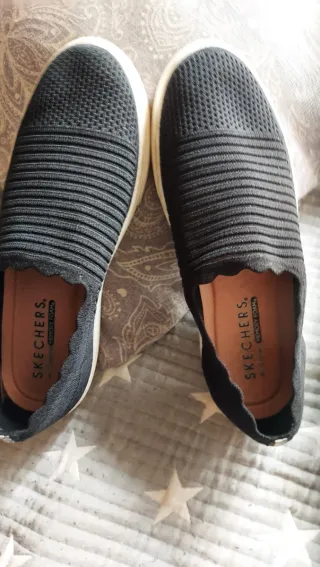2Sckechers negraTalla 39.5 como.40 por 15