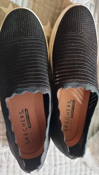 2Sckechers negraTalla 39.5 como.40 por 15