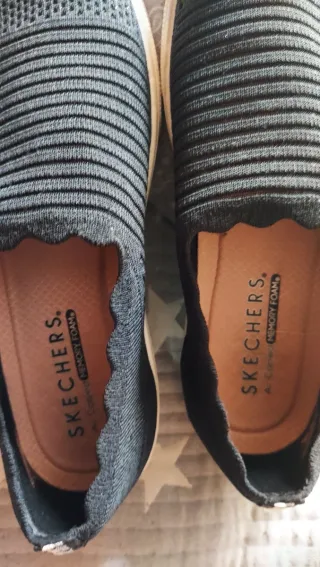 2Sckechers negraTalla 39.5 como.40 por 15