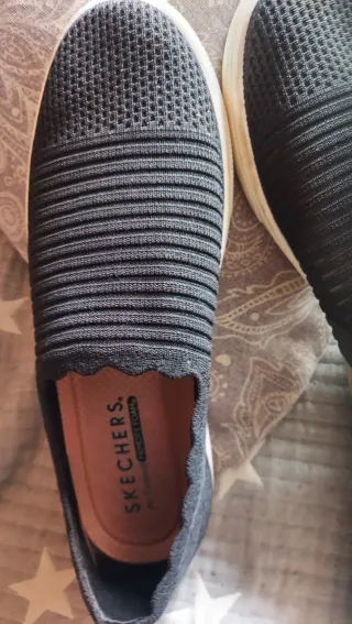 2Sckechers negraTalla 39.5 como.40 por 15