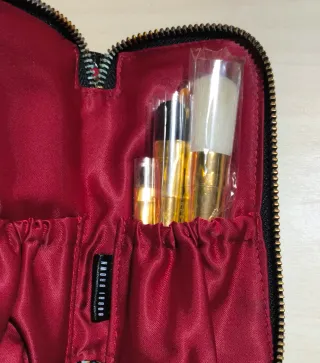 Estuche de brochas Bobbi Brown negro y dorado