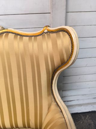 Sofá antiguo 2 plazas beige y dorado