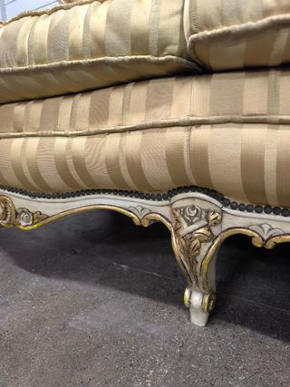 Sofá antiguo 2 plazas beige y dorado