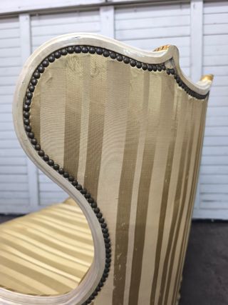 Sofá antiguo 2 plazas beige y dorado