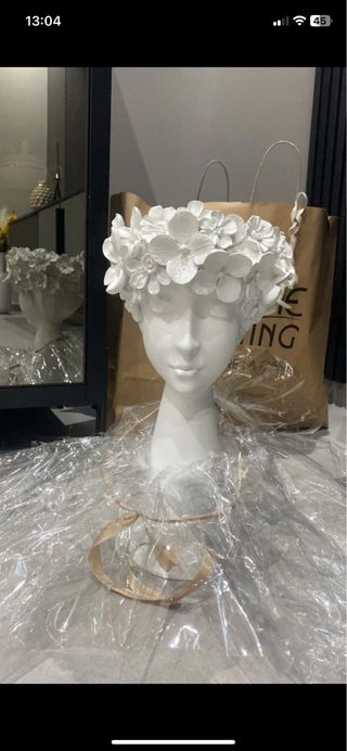 Vaso testa donna con fiori bianco