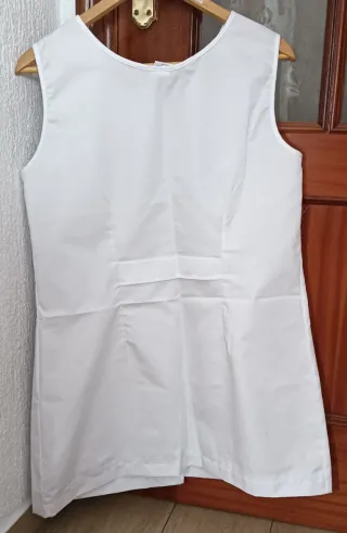 2 Batas blancas de mujer sin mangas. Talla 46.
