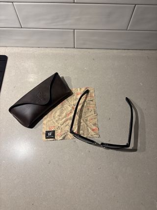 Gafas de sol negras y grises