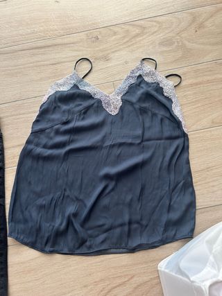 Top lencero azul satinado con encaje