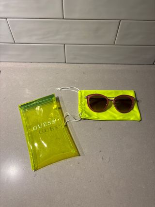 Gafas de sol Guess rosas y amarillas