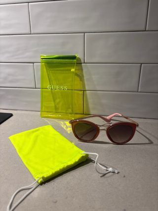 Gafas de sol Guess rosas y amarillas