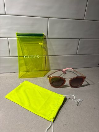 Gafas de sol Guess rosas y amarillas