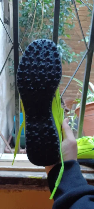 Zapatos de fútbol Puma amarillo fosforesente