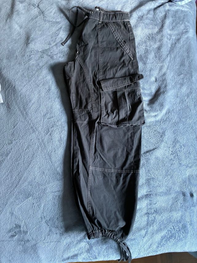 Pantalones cargo negros con cordón