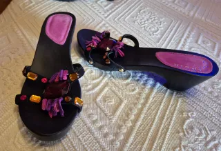 Sandalias negras con pedrería morada