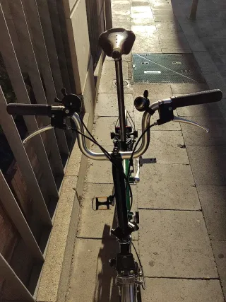 Bicicleta Brompton pieghevole verde con 3 velocità