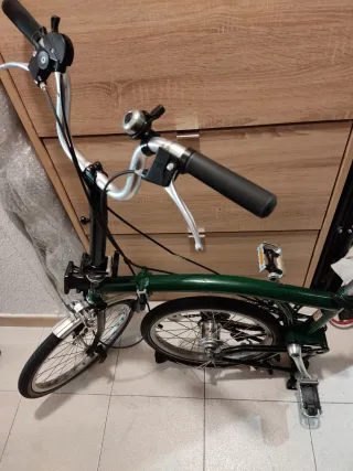 Bicicleta Brompton pieghevole verde con 3 velocità
