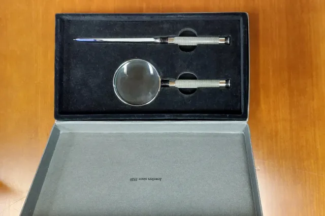 Tous abrecartas y lupa en caja