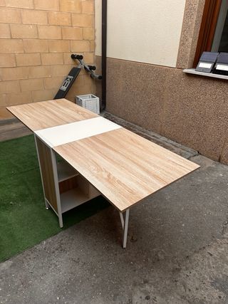 Mesa plegable con estantes