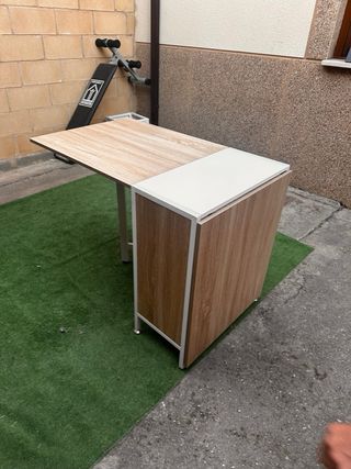 Mesa plegable con estantes