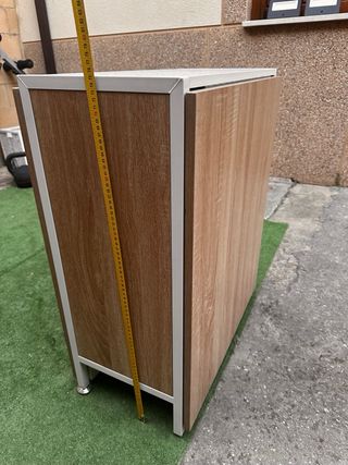 Mesa plegable con estantes