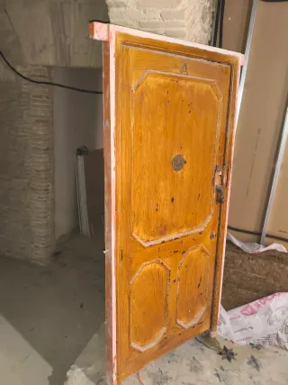 Puerta antigua de madera con herrajes