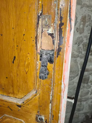 Puerta antigua de madera con herrajes