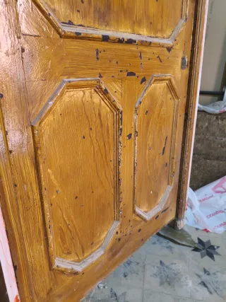 Puerta antigua de madera con herrajes