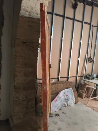 Puerta antigua de madera con herrajes