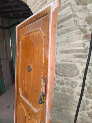 Puerta antigua de madera con herrajes
