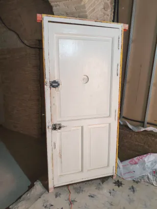 Puerta antigua de madera con herrajes