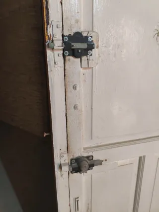 Puerta antigua de madera con herrajes