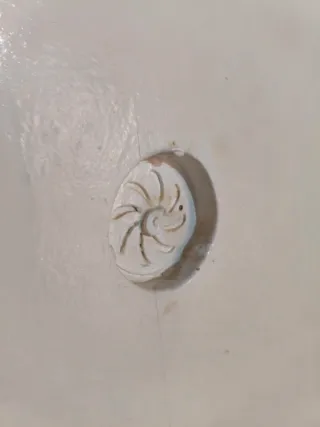 Puerta antigua de madera con herrajes