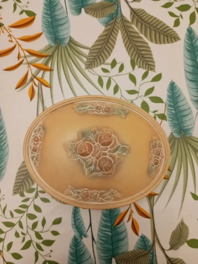 Joyero antiguo ovalado con rosas