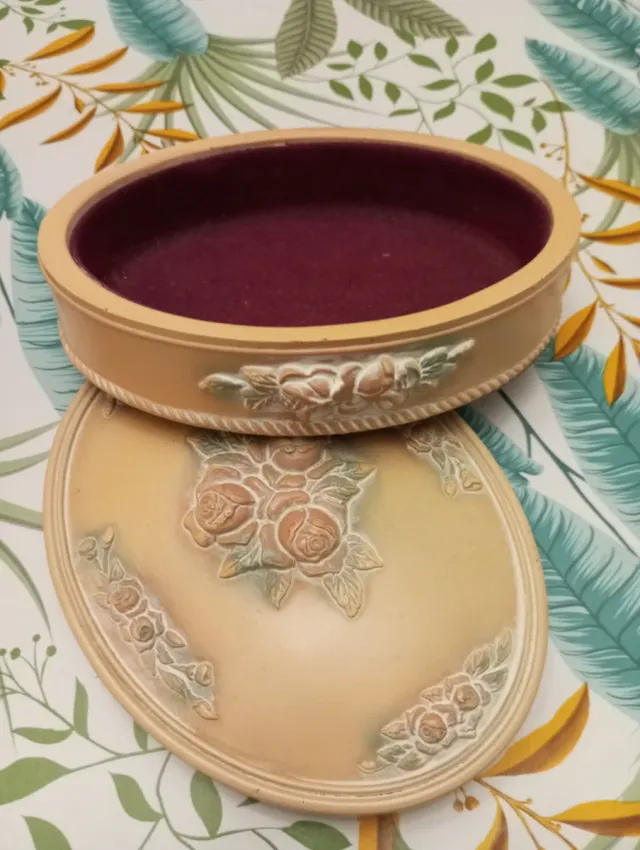 Joyero antiguo ovalado con rosas