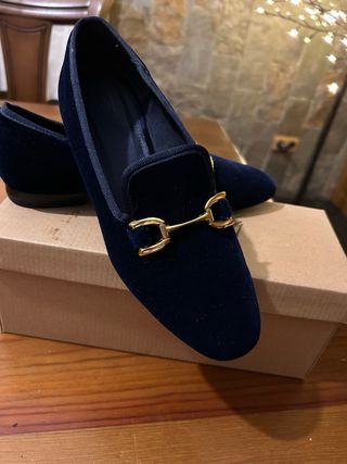 Mocasines de terciopelo azul con detalle dorado
