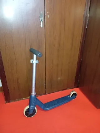 Patinete azul para niño