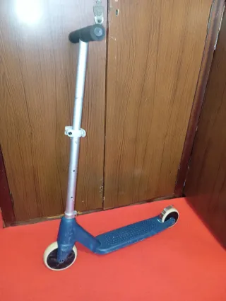 Patinete azul para niño