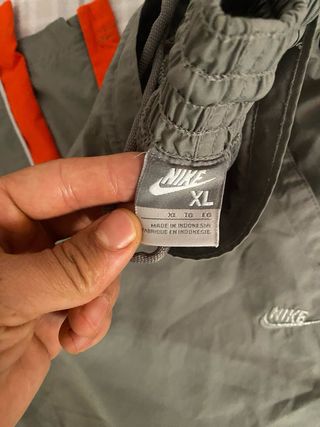 Pantalón de chándal Nike gris y naranja