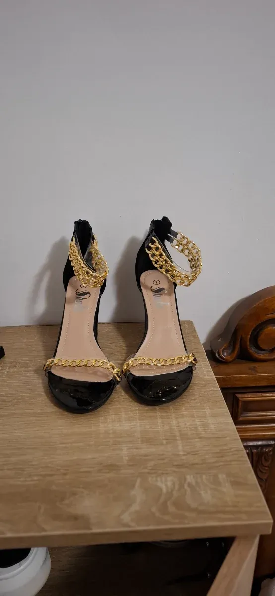 Sandali con tacco e catena oro
