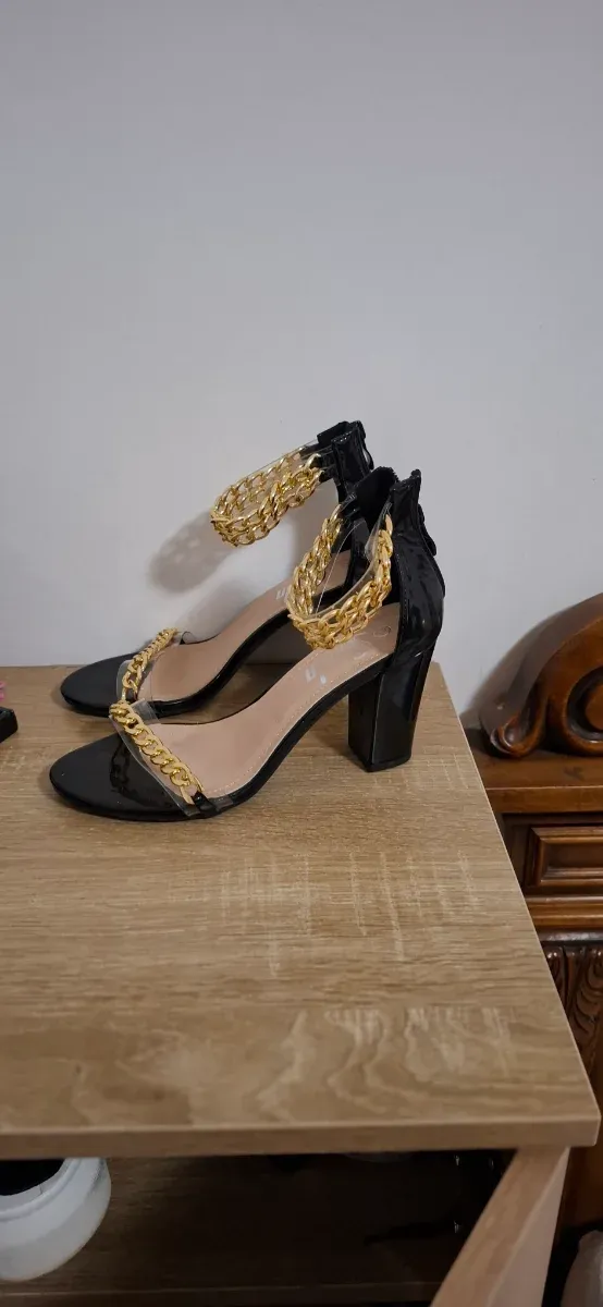Sandali con tacco e catena oro