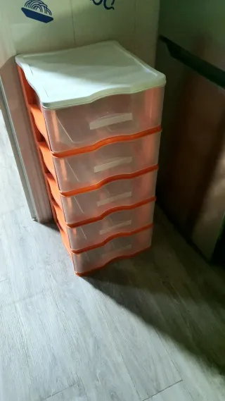 Cajonera de plástico duro naranja de alto 80cm