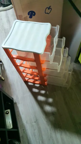 Cajonera de plástico duro naranja de alto 80cm