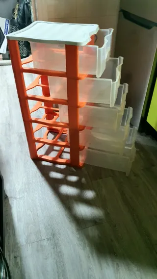 Cajonera de plástico duro naranja de alto 80cm