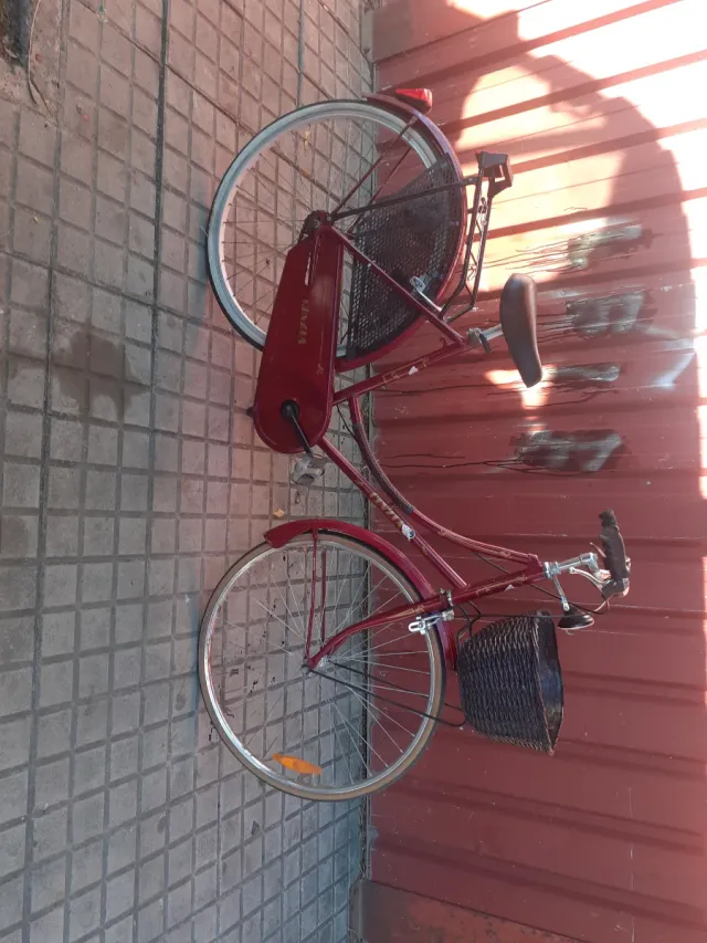 Bicicleta urbana roja con cesta