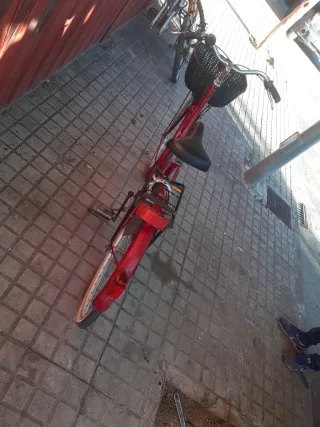 Bicicleta urbana roja con cesta