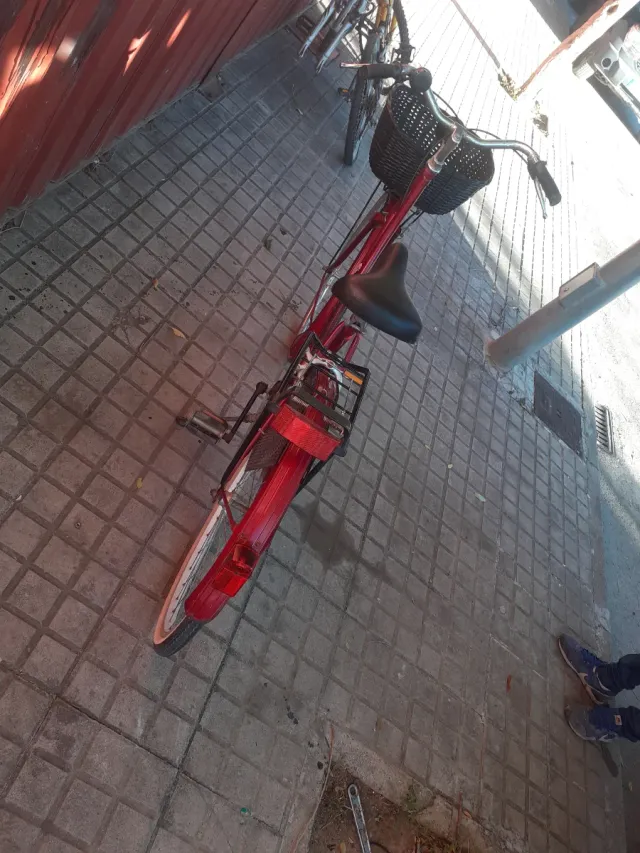 Bicicleta urbana roja con cesta