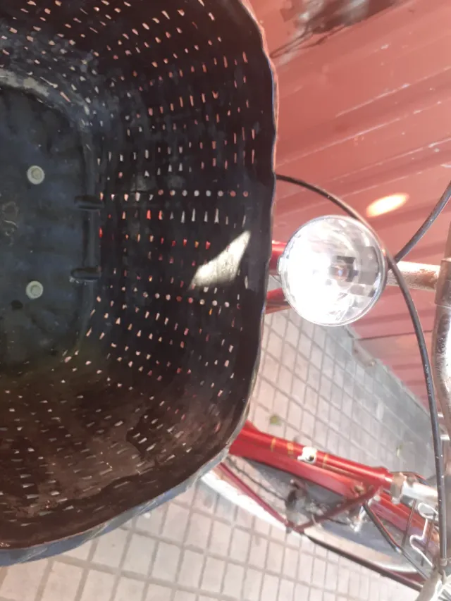 Bicicleta urbana roja con cesta