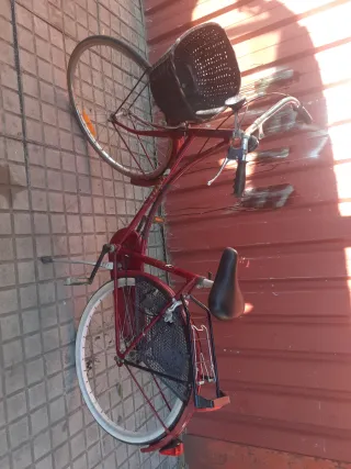 Bicicleta urbana roja con cesta